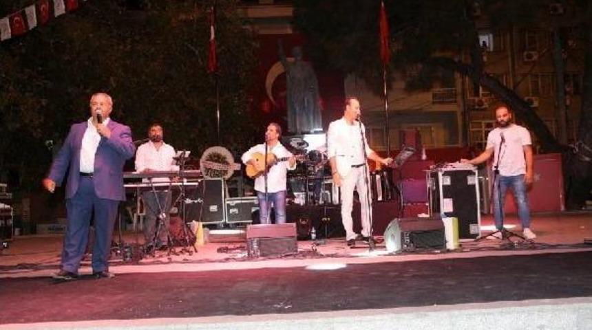 Ak Partili Uysal'dan 'izmir Marşı' Ile Kapanış