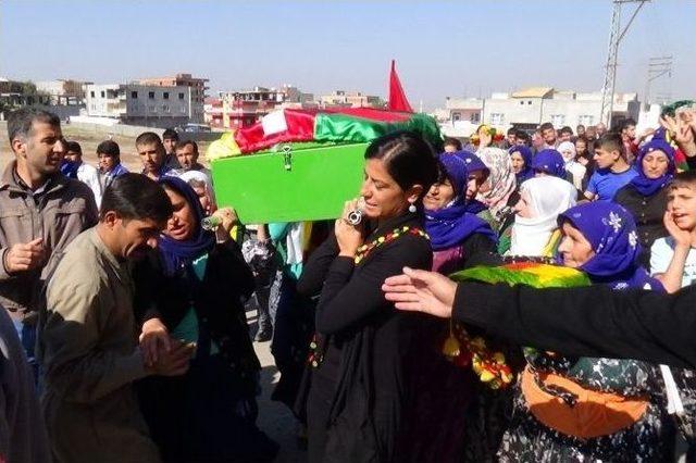 Ypg’li Kadının Cenazesini Kadınlar Taşıdı