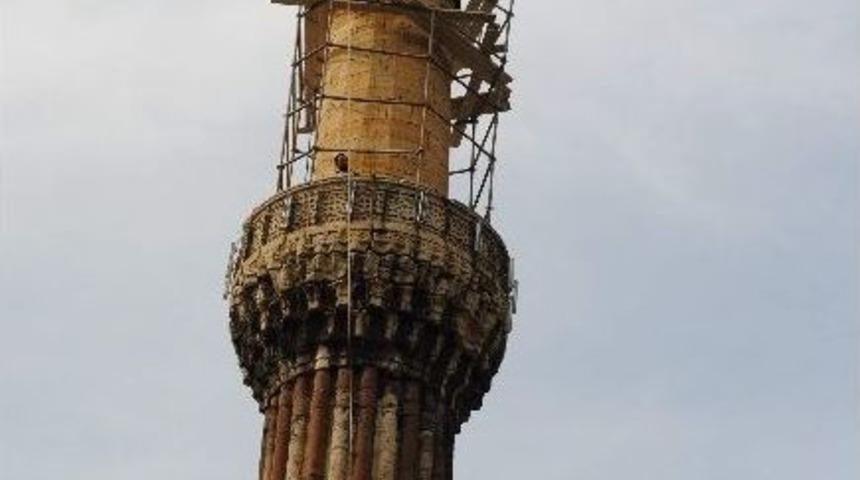 Minarenin Tepesinde &Ouml;l&uuml;m&uuml;ne Ekmek Kavgası