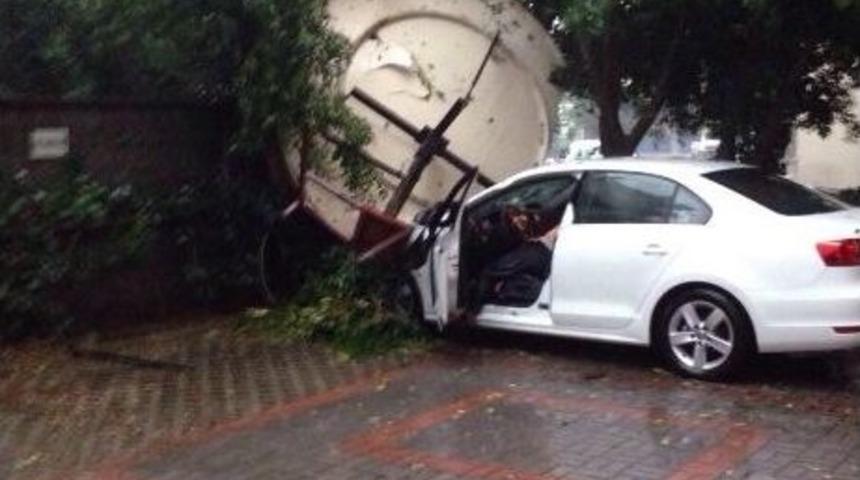 &Uuml;zerine Dev &Ccedil;anak Anten D&uuml;şen Otomobilin S&uuml;r&uuml;c&uuml;s&uuml; &Ouml;ld&uuml;