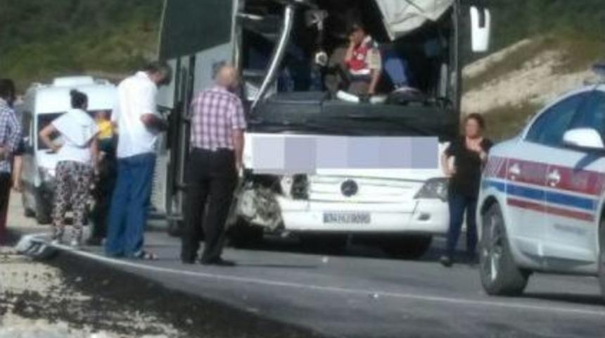 Hafriyat Kamyonu İle Otob&uuml;s &Ccedil;arpıştı: 5 Yaralı