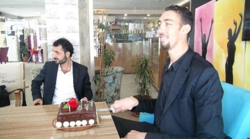 D&uuml;nyanın En Uzun Adamı, Doğum G&uuml;n&uuml;n&uuml; Kutladı