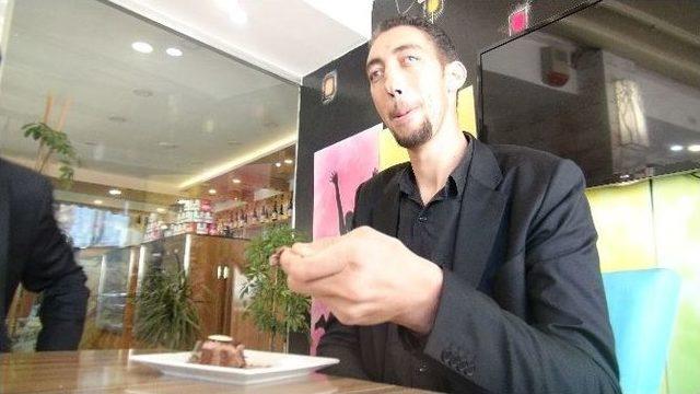 D&uuml;nyanın En Uzun Adamı, Doğum G&uuml;n&uuml;n&uuml; Kutladı 1