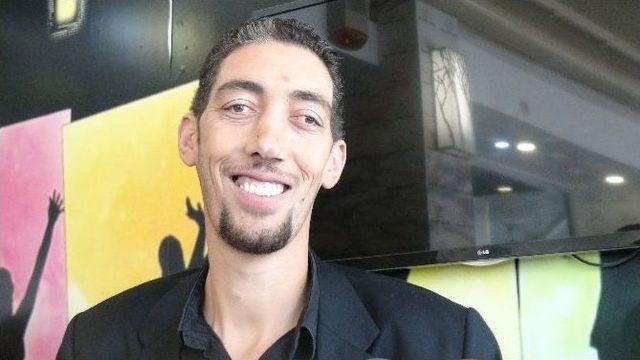 D&uuml;nyanın En Uzun Adamı, Doğum G&uuml;n&uuml;n&uuml; Kutladı 2