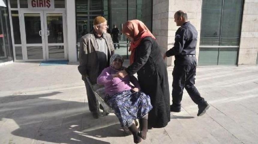 Fel&ccedil;li Eşini Adliyeye El Arabasıyla Taşıdı