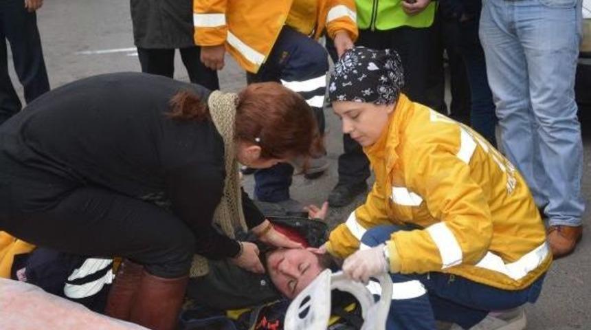 Elektrikli Bisikletten D&uuml;şen Gen&ccedil; Yaralandı