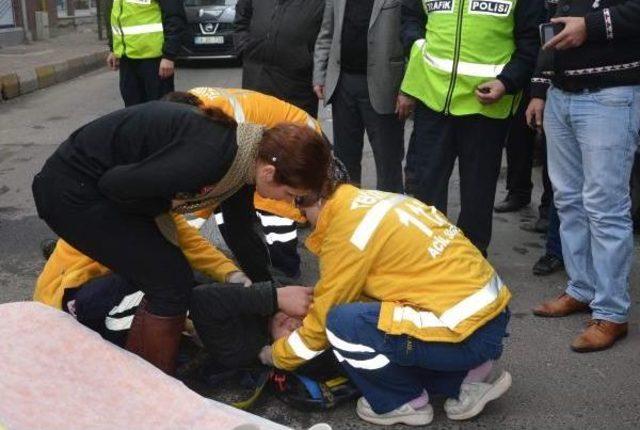 Elektrikli Bisikletten D&uuml;şen Gen&ccedil; Yaralandı 1