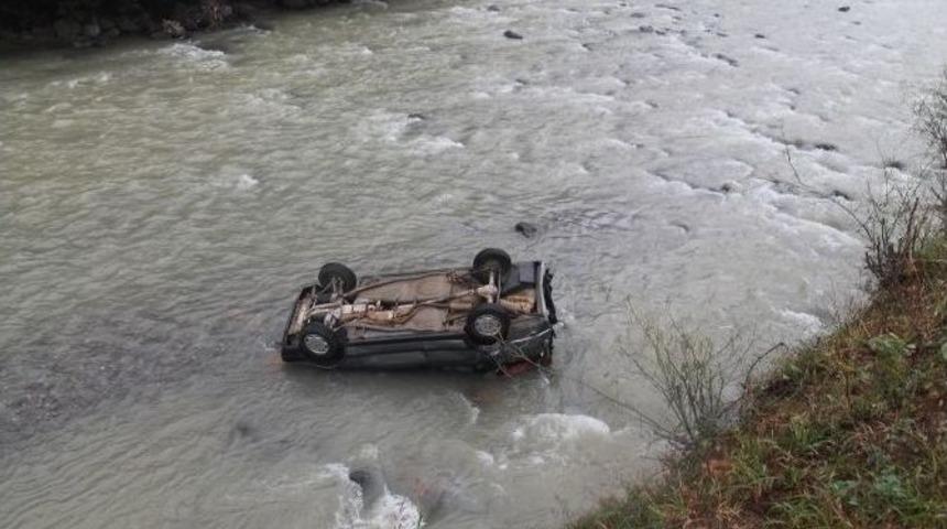 Trabzon&rsquo;da Otomobil Dereye U&ccedil;tu: 5 Yaralı