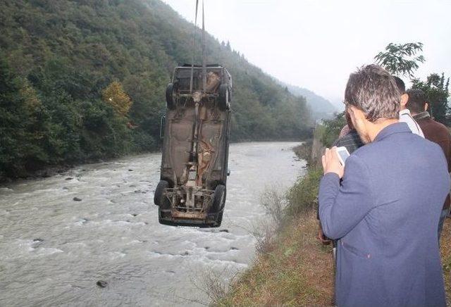 Trabzon’da Otomobil Dereye Uçtu: 5 Yaralı