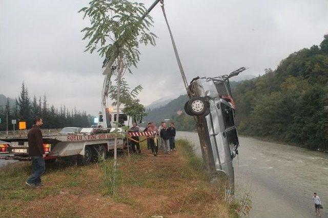 Trabzon’da Otomobil Dereye Uçtu: 5 Yaralı