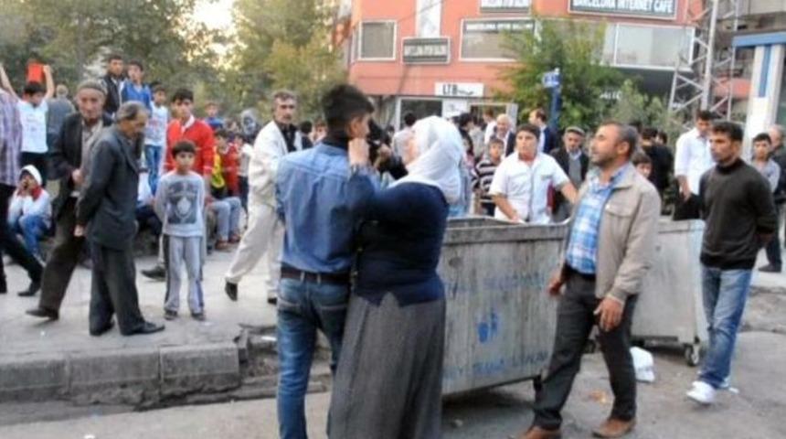 Kadınlar Y&uuml;r&uuml;y&uuml;şte Y&uuml;zlerini Kapatan Gen&ccedil;lere M&uuml;dahale Etti