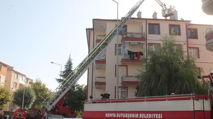 Konya&rsquo;da 5 Katlı Binanın &Ccedil;atısında Yangın
