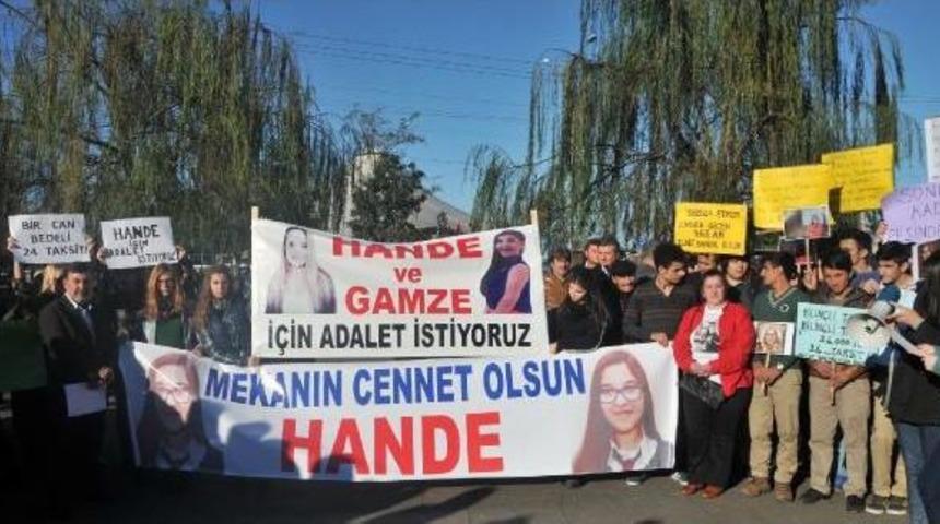 Hande'nin &Ouml;l&uuml;m&uuml;ne Neden Olan Polise 24 Taksitli Para Cezası Protesto Edildi
