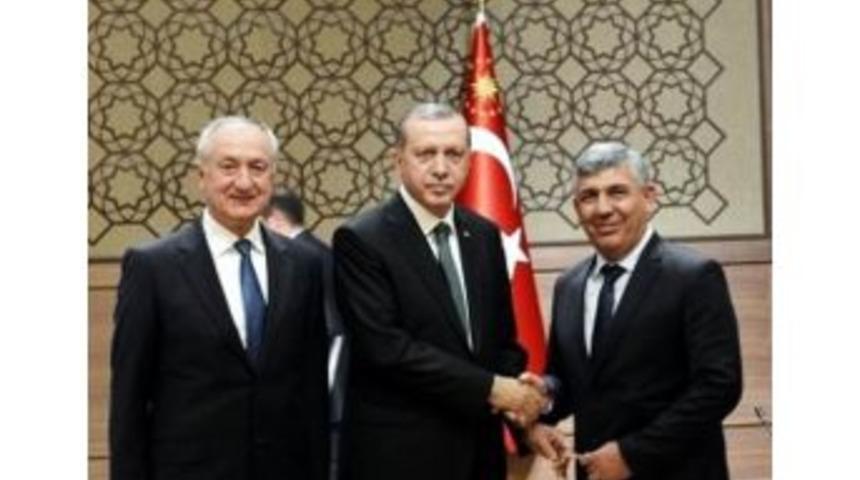 Başkan &Ouml;z&ccedil;ağlayan Ve Mutlu Saraya &Ccedil;ıktı