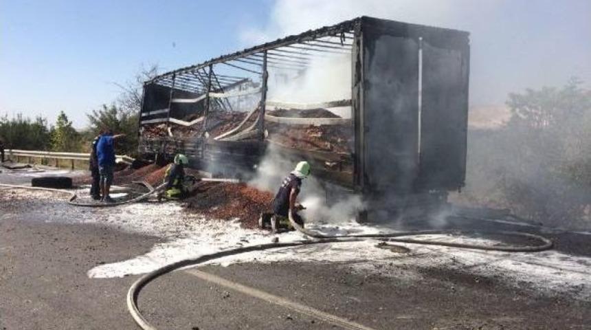 Fındık Y&uuml;kl&uuml; Tır Yandı, 1 Milyonluk Liralık Zarar Oluştu