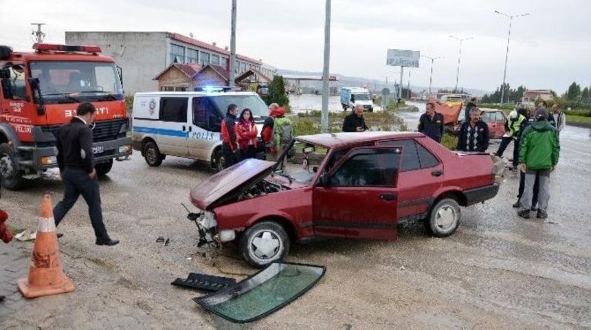 Y&uuml;r&uuml;y&uuml;şe Giderken Kaza Yaptılar: 3 Yaralı