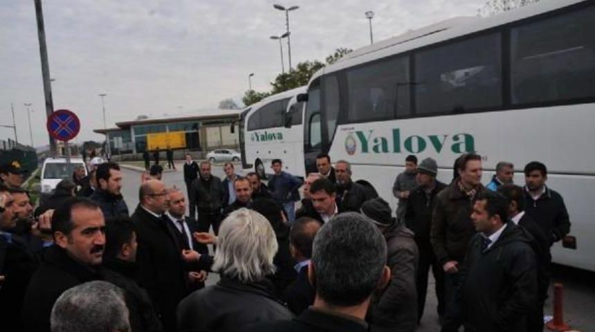 Yalova&rsquo;Da Otob&uuml;s&ccedil;&uuml;ler Yol Kapama Eylemi Yaptı