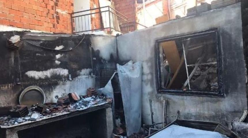 Bah&ccedil;ede Yakılan Ateş &Uuml;&ccedil; Evi K&uuml;l Etti