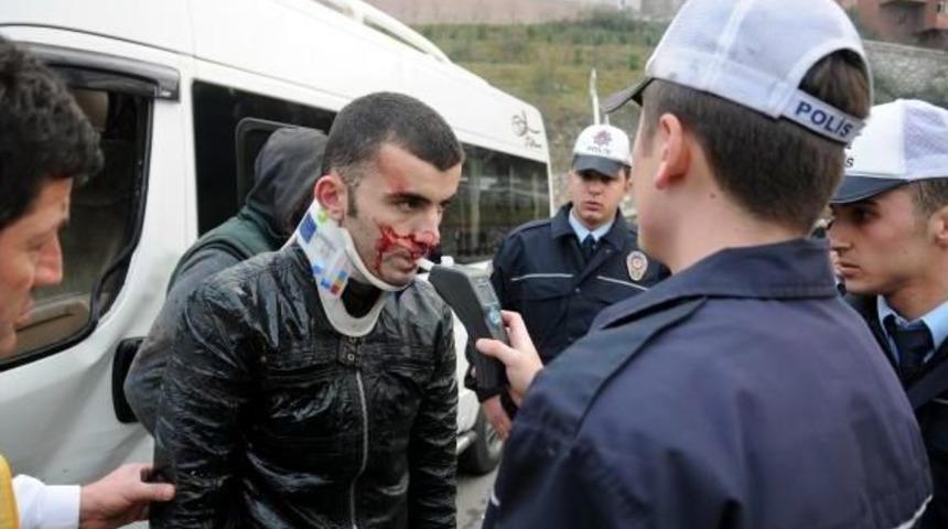 Polisten Ka&ccedil;arken Minib&uuml;se &Ccedil;arptı: 3 Yaralı