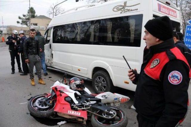 Polisten Ka&ccedil;arken Minib&uuml;se &Ccedil;arptı: 3 Yaralı 1