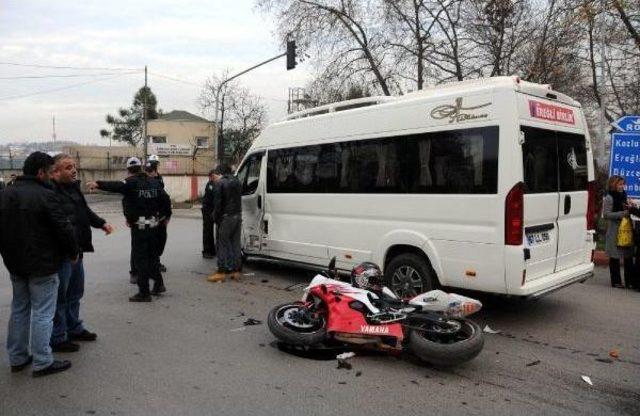 Polisten Ka&ccedil;arken Minib&uuml;se &Ccedil;arptı: 3 Yaralı 2