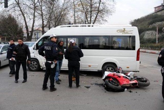 Polisten Ka&ccedil;arken Minib&uuml;se &Ccedil;arptı: 3 Yaralı 3