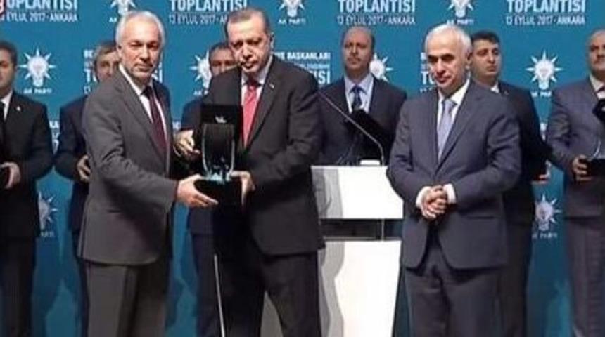 Cumhurbaşkanı Erdoğan&rsquo;dan, Belediye Başkanı Kamil Sara&ccedil;oğlu&rsquo;na &Ouml;d&uuml;l