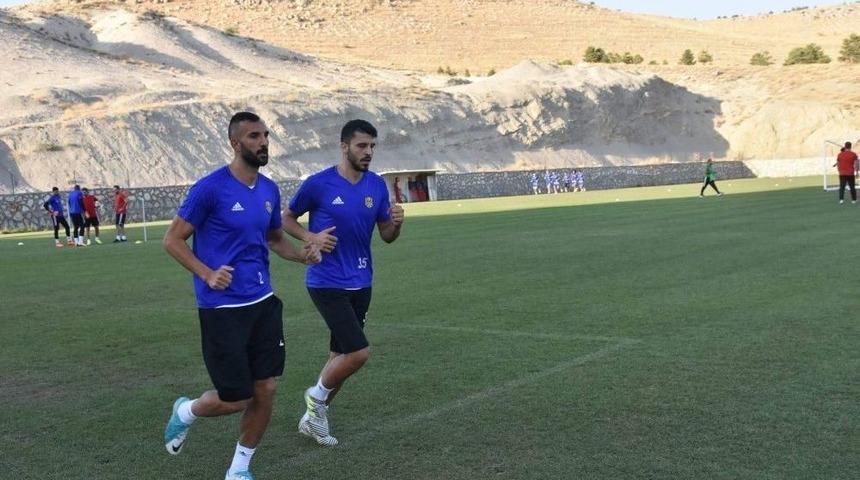 Ertuğrul Sağlam: &ldquo;g&ouml;z&uuml;m&uuml; Kırpmadan İnandığımız Oyuncuyu Sahaya Koyarız&rdquo;