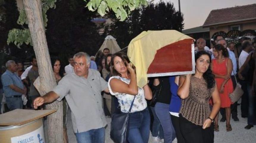 Hdp'li Aysel Tuğluk, Annesinin Cenazesine Katıldı