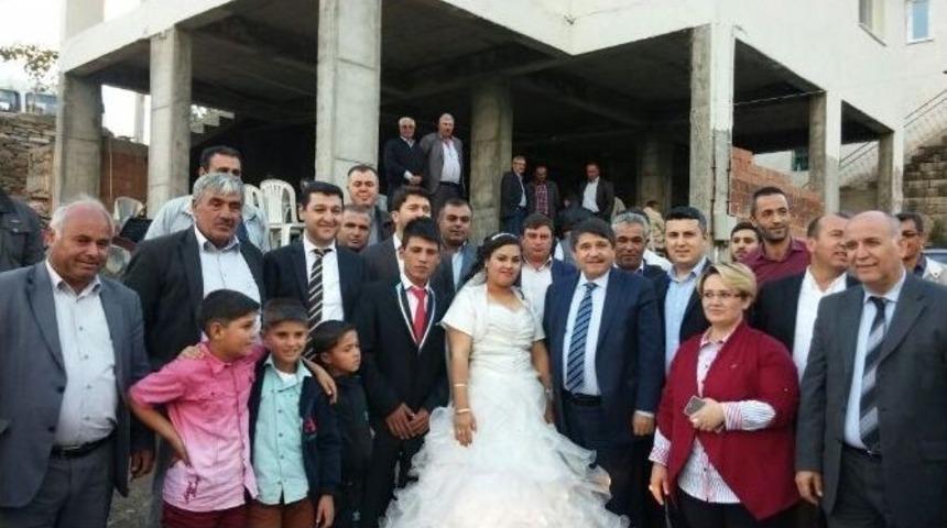 Ak Parti Manisa Milletvekili Tanrıvredi Düğün Törenine Katıldı