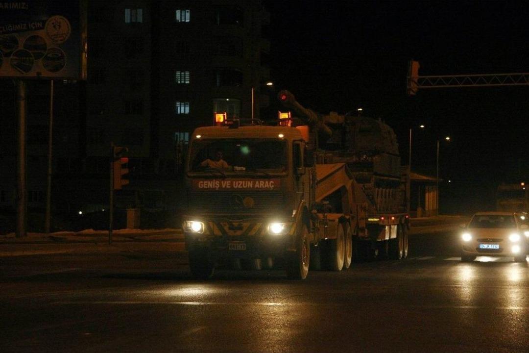 Suriye Sınırına Top&ccedil;u Bataryası İle Komando Birliği Sevki