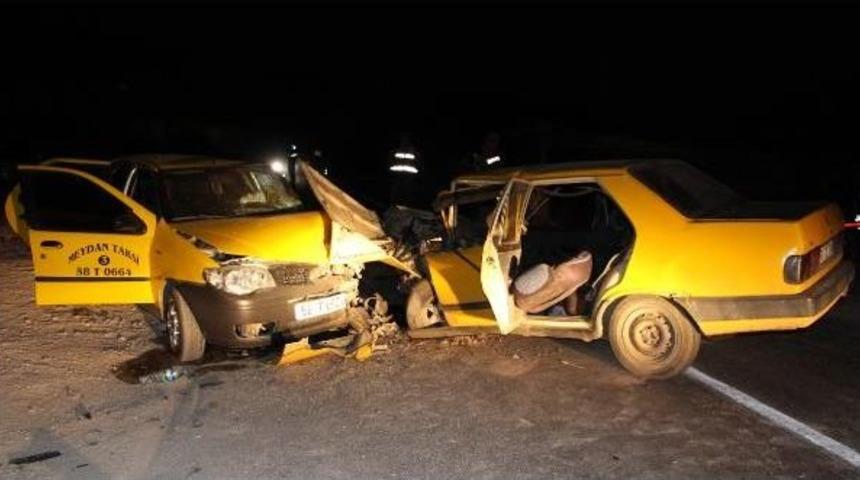 Sivas'ta Iki Otomobil &Ccedil;arpıştı: 5 Yaralı