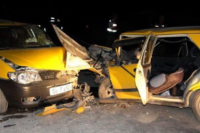 Sivas'ta Iki Otomobil Çarpıştı: 5 Yaralı