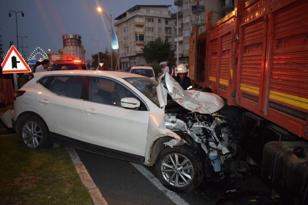 Kamyon Karşı Şeride Girdi, 3 Aracı Bi&ccedil;ti: 2 Yaralı