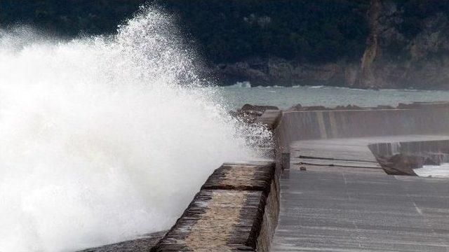 Amasra’da Dev Dalgalar Korkuttu