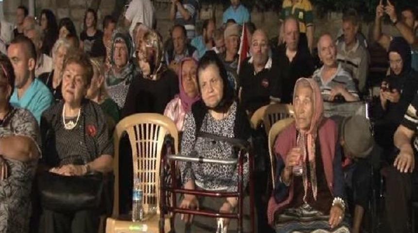 Dar&uuml;laceze Sakinleri Yazlık Sinema Gecesinde Yeşil&ccedil;am Oyuncularıyla Buluştu