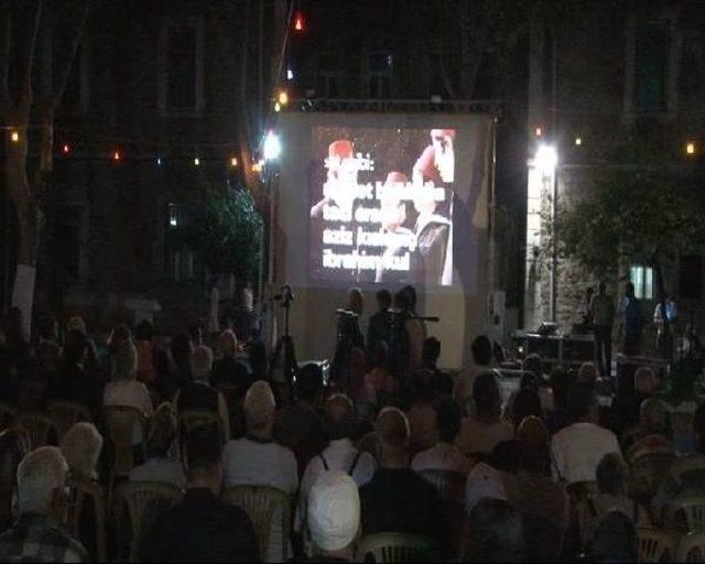 Darülaceze Sakinleri Yazlık Sinema Gecesinde Yeşilçam Oyuncularıyla Buluştu