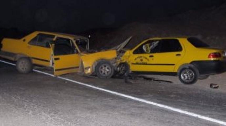 Sivas&rsquo;ta İki Otomobil &Ccedil;arpıştı: 5 Yaralı