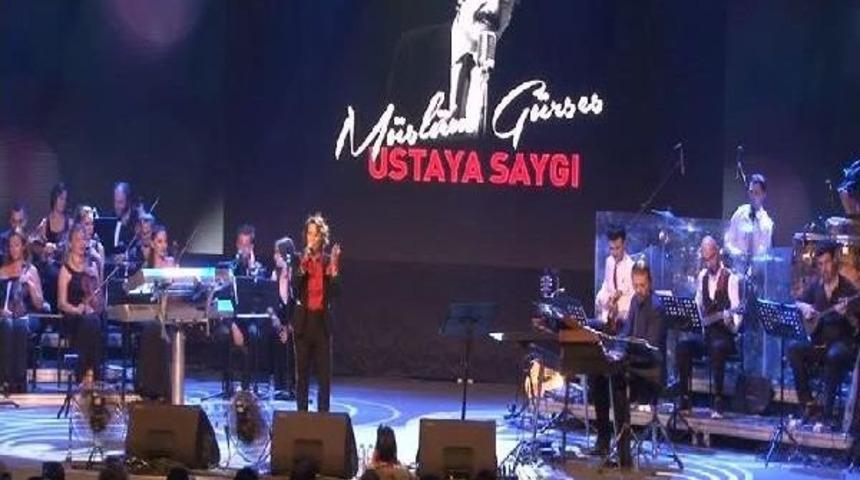 M&uuml;sl&uuml;m G&uuml;rses Şarkılarıyla Anıldı