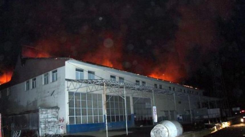 Fabrikadaki Yangın Korkuttu