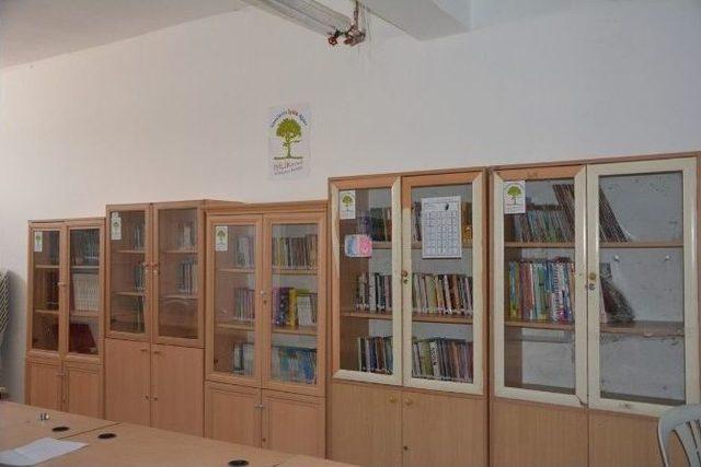 Köy Okuluna Kütüphane Açmak İçin Sefer Oldular