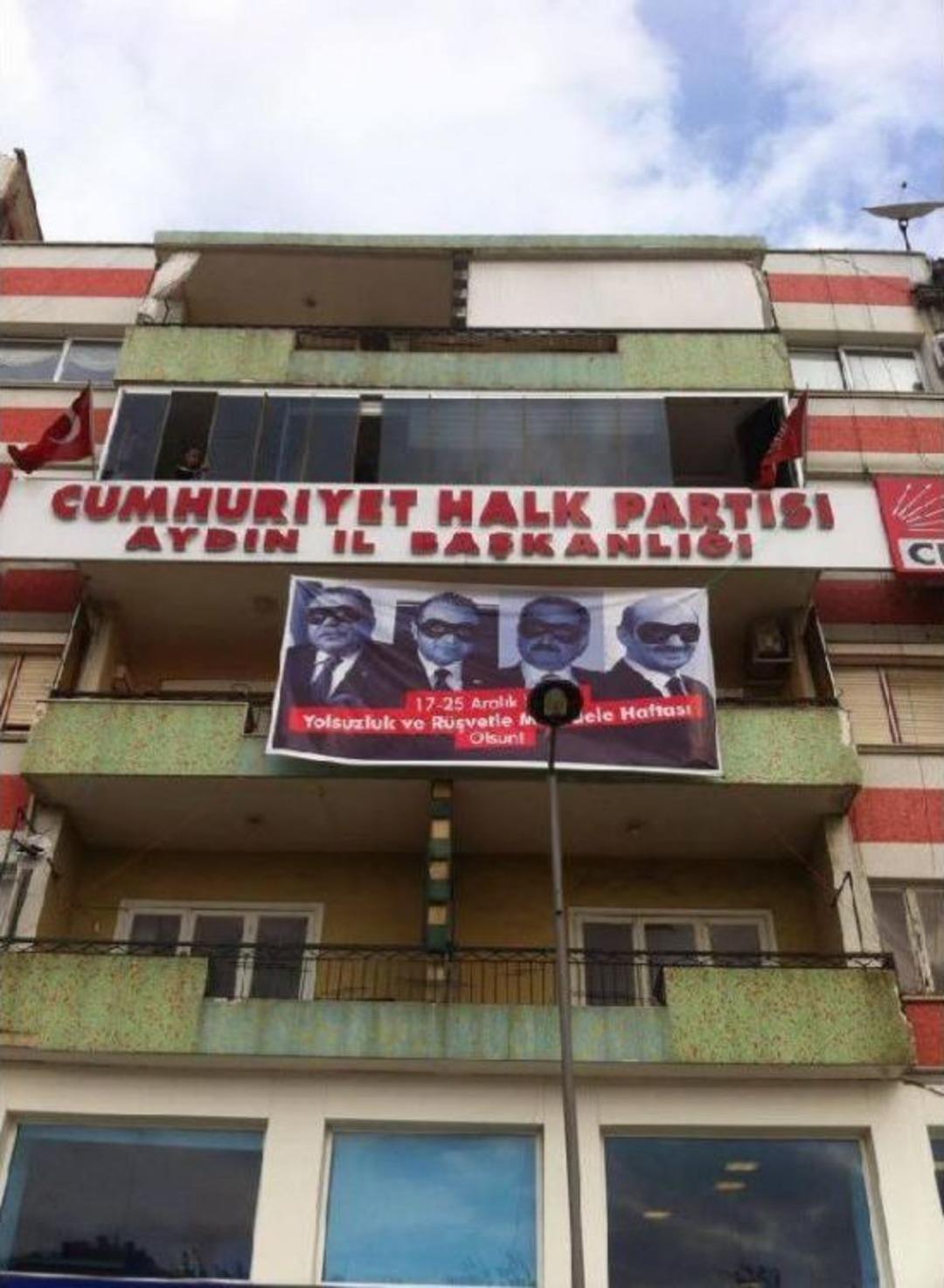 Chp'nin Pankartı Kriz Yarattı