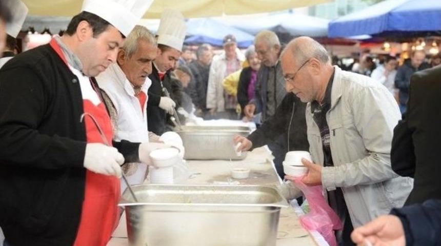 Nil&uuml;fer Belediye Başkanı Bozbey Aşure Dağıttı