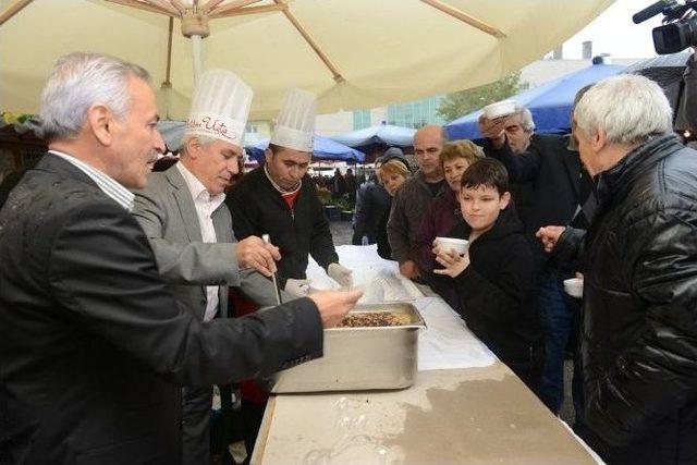 Nilüfer Belediye Başkanı Bozbey Aşure Dağıttı