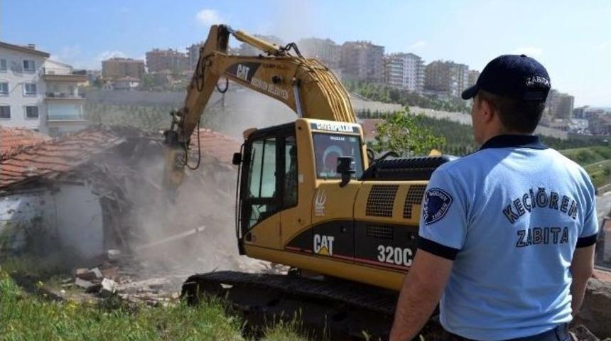 Ke&ccedil;i&ouml;ren&rsquo;de Tehlike Sa&ccedil;an Metruk Binalar Yıkılıyor