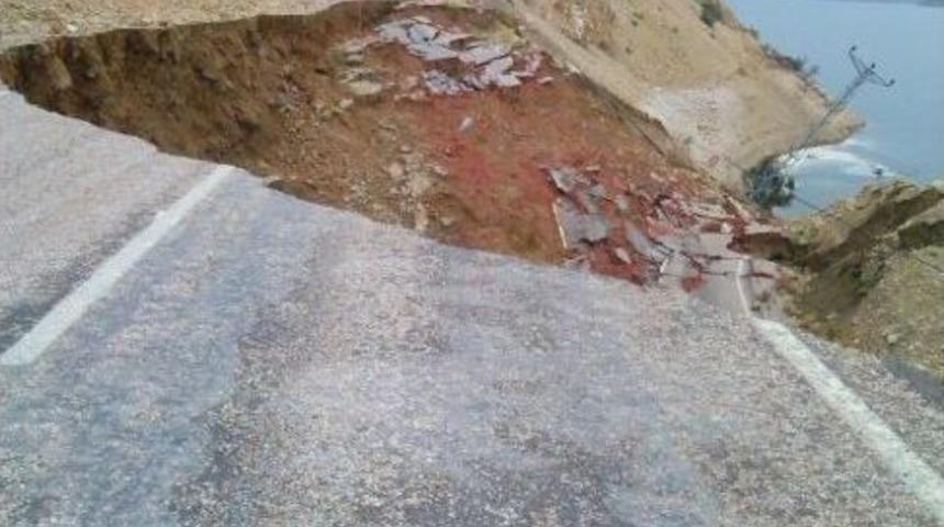 Kargı&rsquo;da Toprak Kayması Sonucunda 10 K&ouml;yle Ulaşım Kesildi