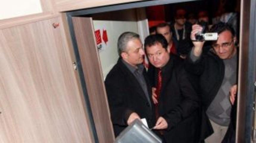 Chp Binasına Asılan Pankart Mahkeme Kararıyla İndirildi