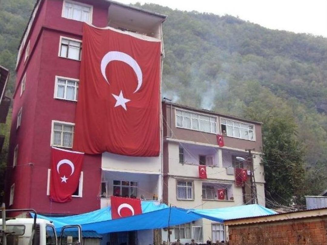 Artvin Şehidine Ağlıyor