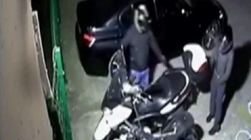 Kapalı Otoparktaki Motosikleti Direksiyon Kilidini Kırıp Çaldılar