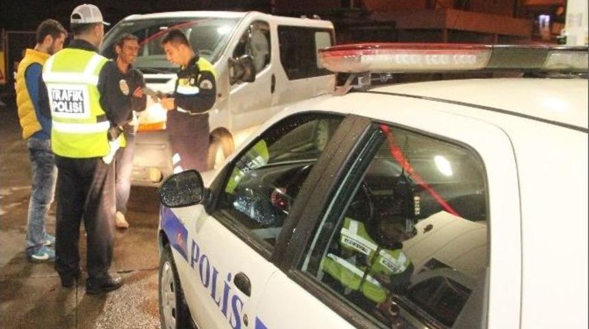 Alkoll&uuml; S&uuml;r&uuml;c&uuml; Polisi İkna Edemeyince Mazot İ&ccedil;meye Kalktı